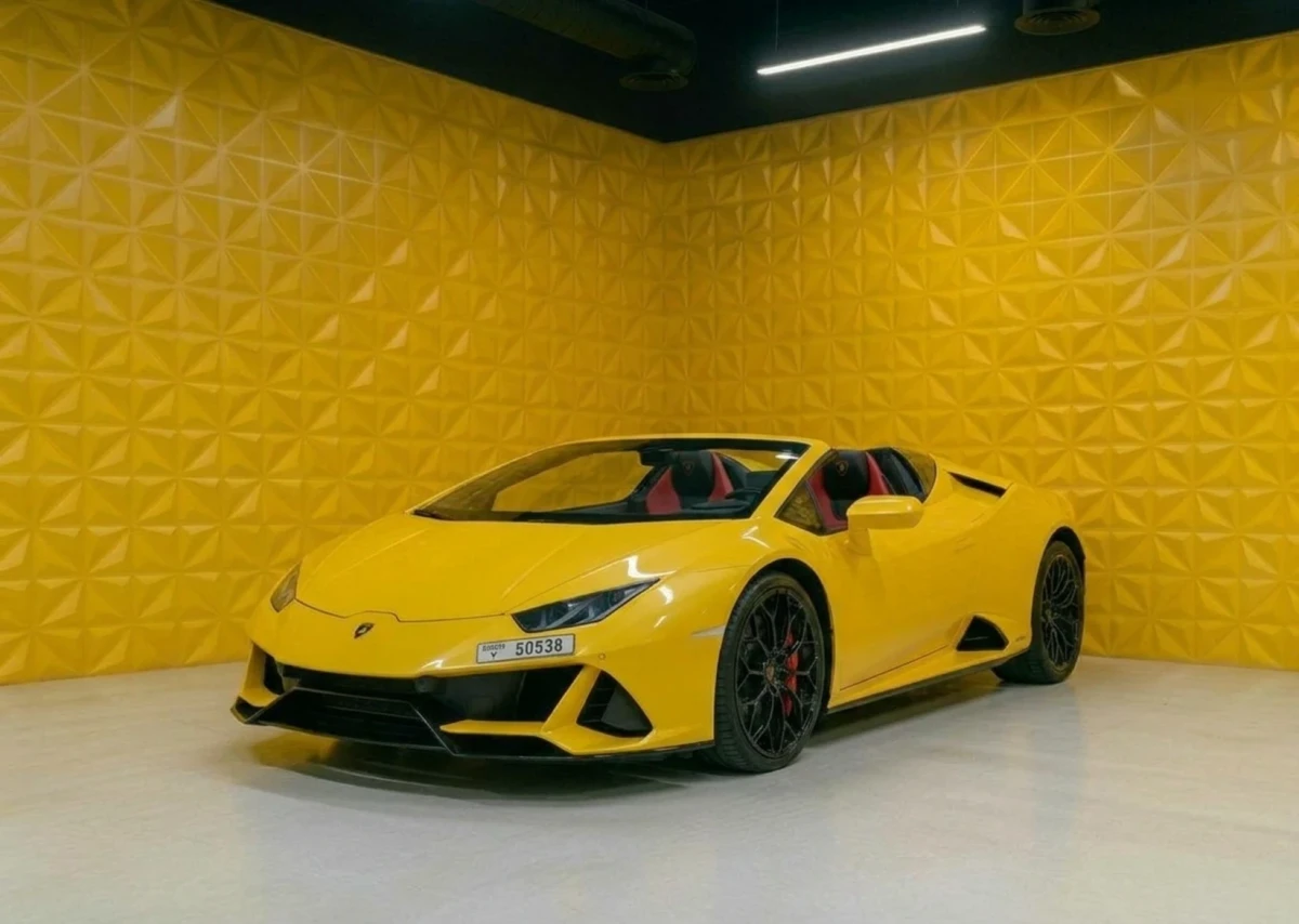 Lamborghini Huracan Evo Spyder 2026 of vergelijkbaar huren in Dubai