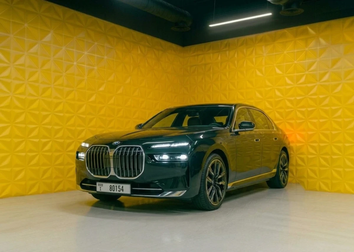 Bmw 735I 2025 of vergelijkbaar huren in Dubai